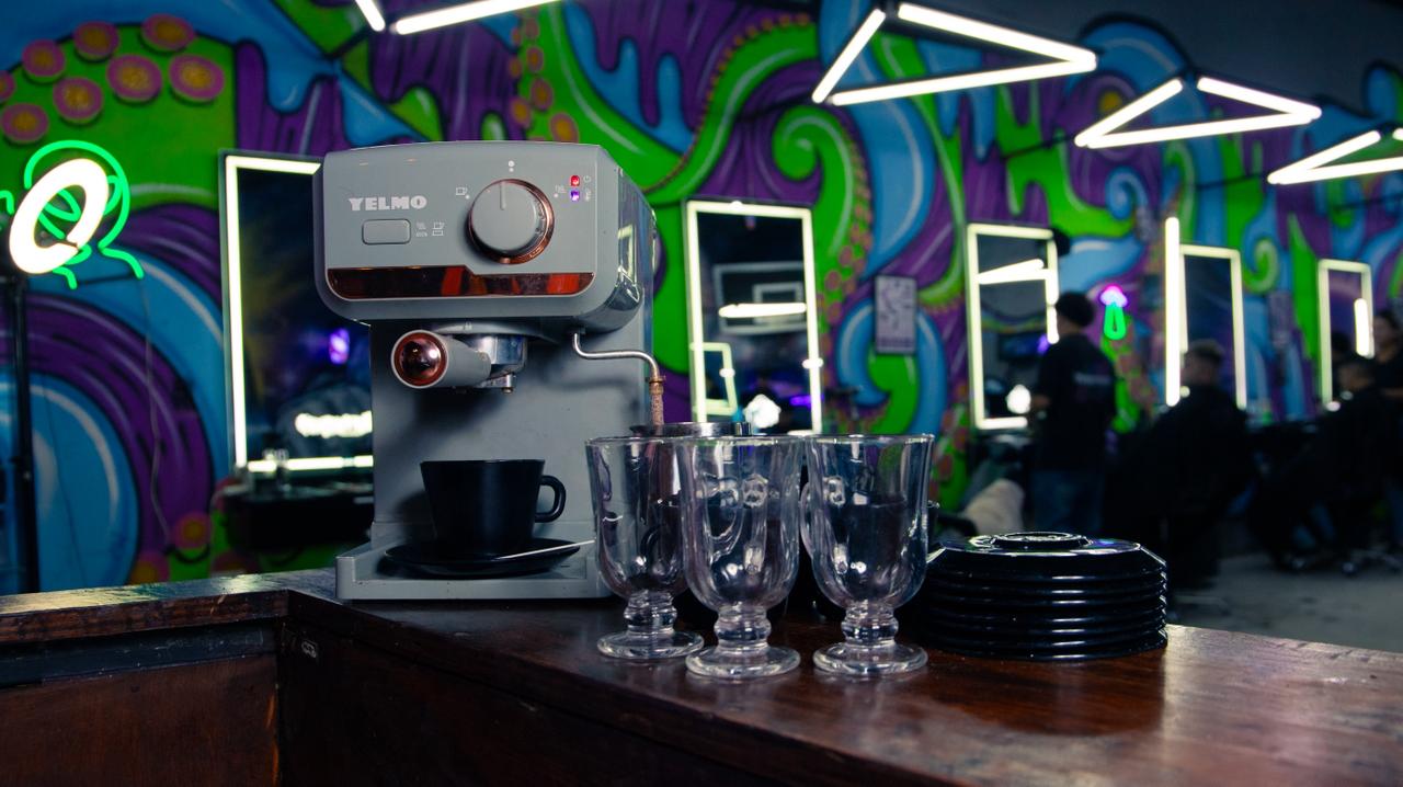 Imagen de la barra de la barberia con una cafetera